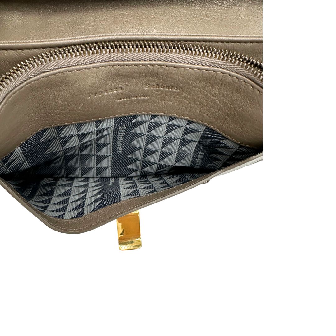 Interno di un wallet on chain Proenza Schouler in pelle color tortora e parti metalliche dorate, usato, originale, seconnd hand, in ottime condizioni.