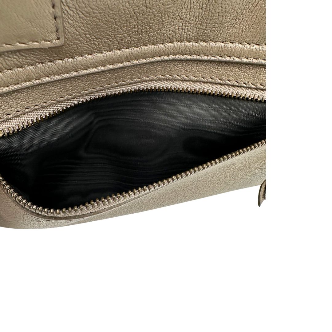 Interno di un wallet on chain Proenza Schouler in pelle color tortora e parti metalliche dorate, usato, originale, seconnd hand, in ottime condizioni.