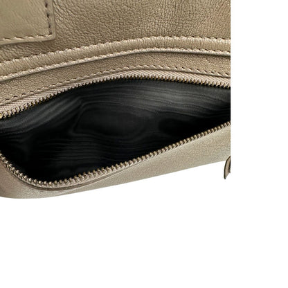 Interno di un wallet on chain Proenza Schouler in pelle color tortora e parti metalliche dorate, usato, originale, seconnd hand, in ottime condizioni.