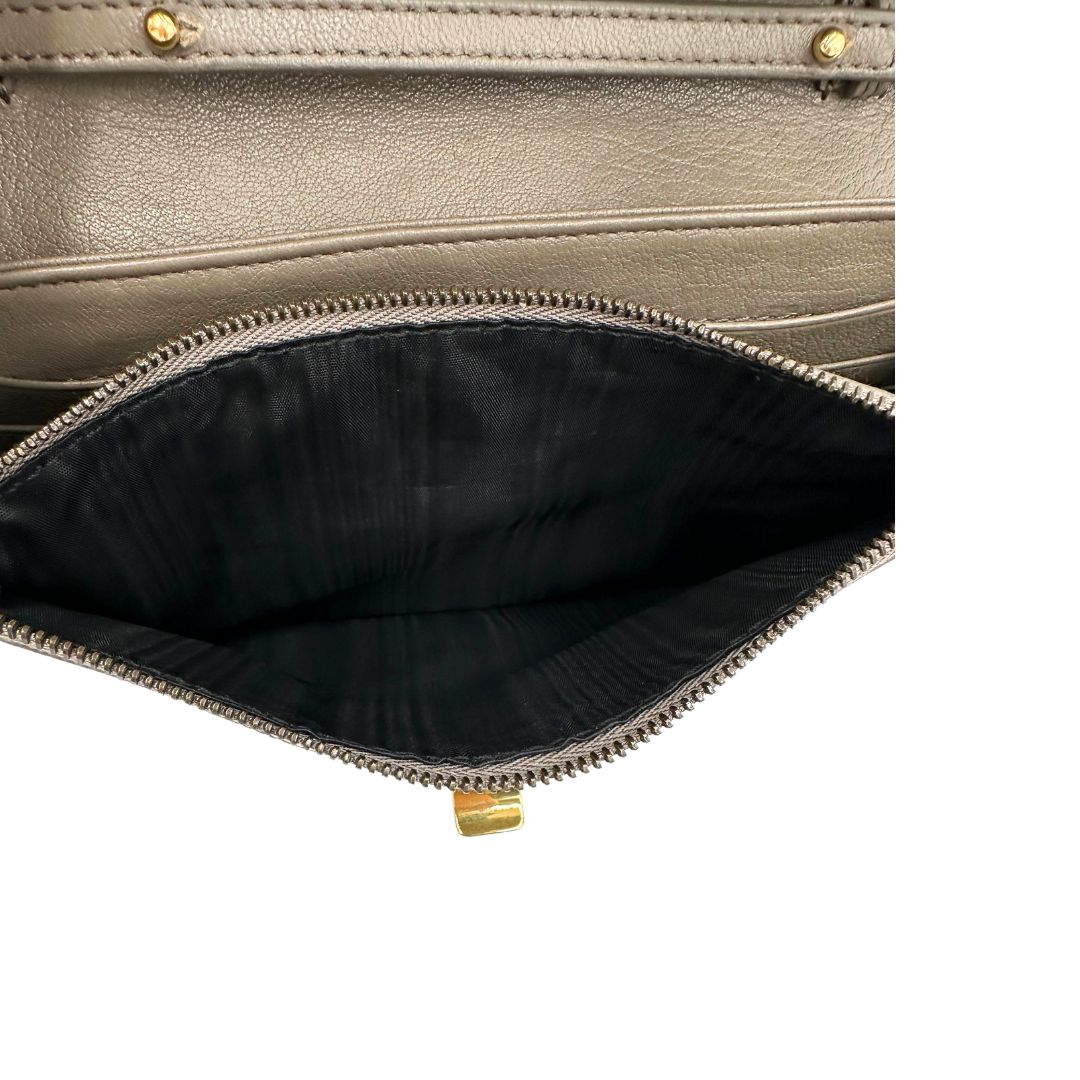 Interno di un wallet on chain Proenza Schouler in pelle color tortora e parti metalliche dorate, usato, originale, seconnd hand, in ottime condizioni.