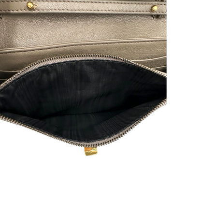 Interno di un wallet on chain Proenza Schouler in pelle color tortora e parti metalliche dorate, usato, originale, seconnd hand, in ottime condizioni.