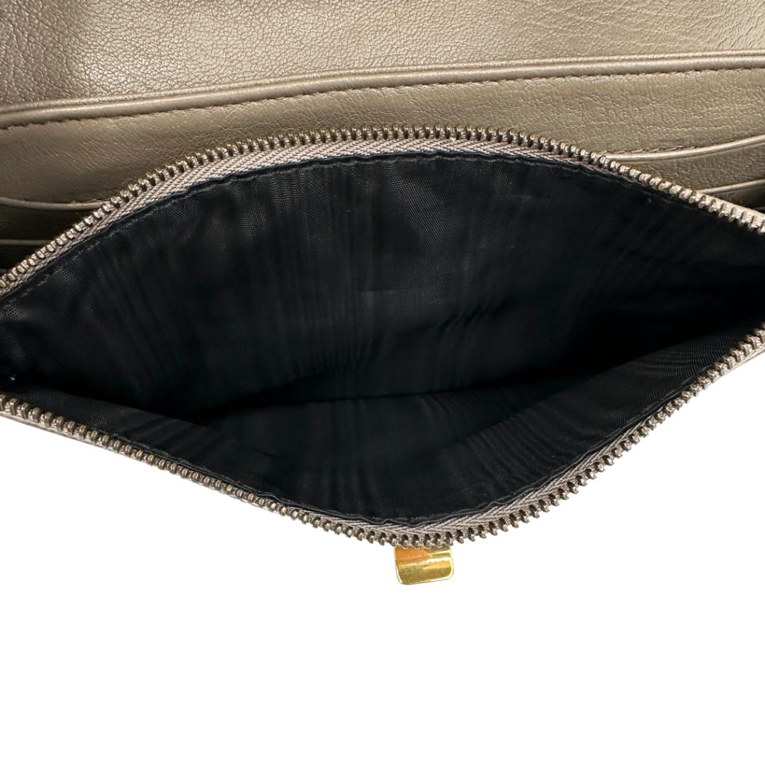 Interno di un wallet on chain Proenza Schouler in pelle color tortora e parti metalliche dorate, usato, originale, seconnd hand, in ottime condizioni.