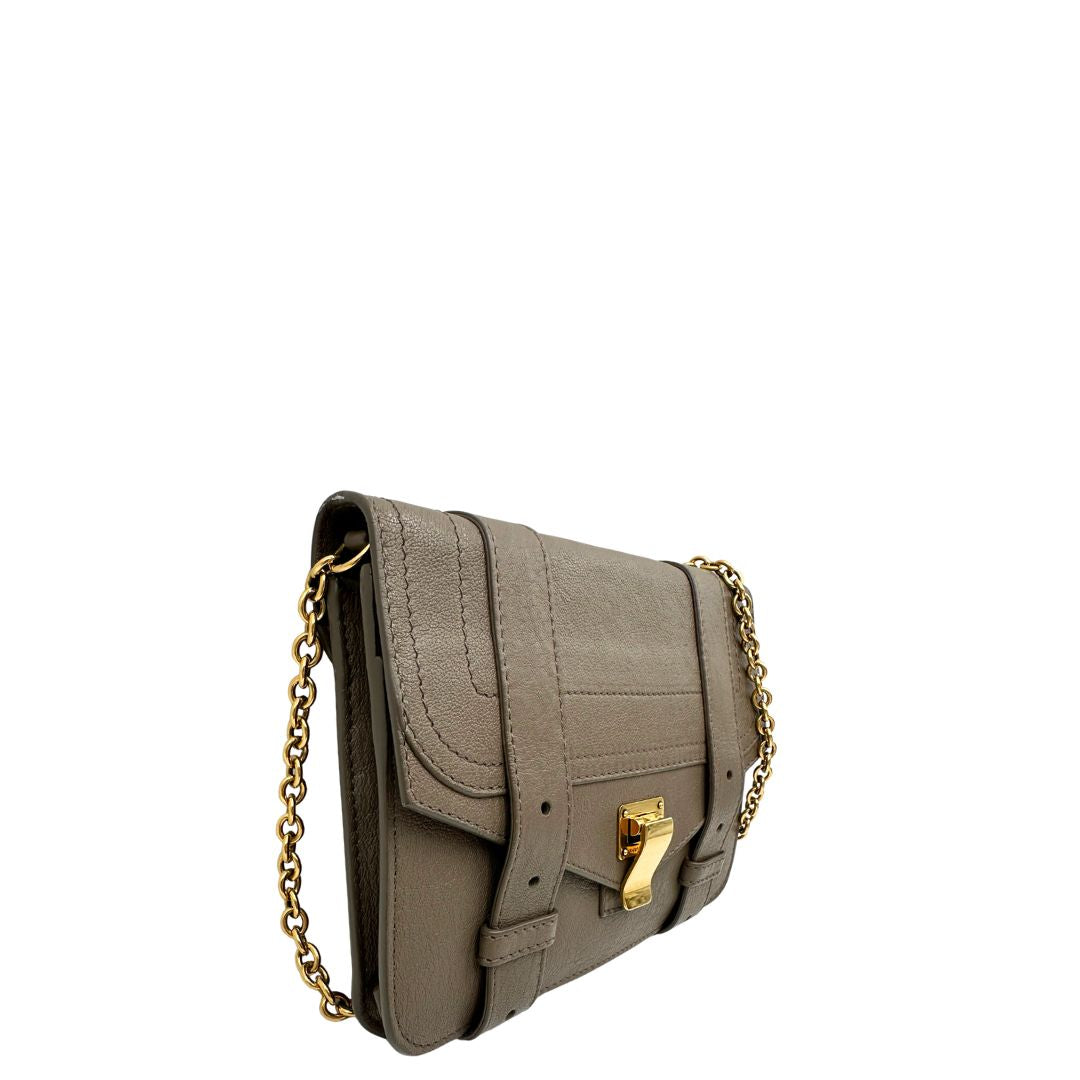 Laterale sinistro di un wallet on chain Proenza Schouler in pelle color tortora e parti metalliche dorate, usato, originale, seconnd hand, in ottime condizioni.