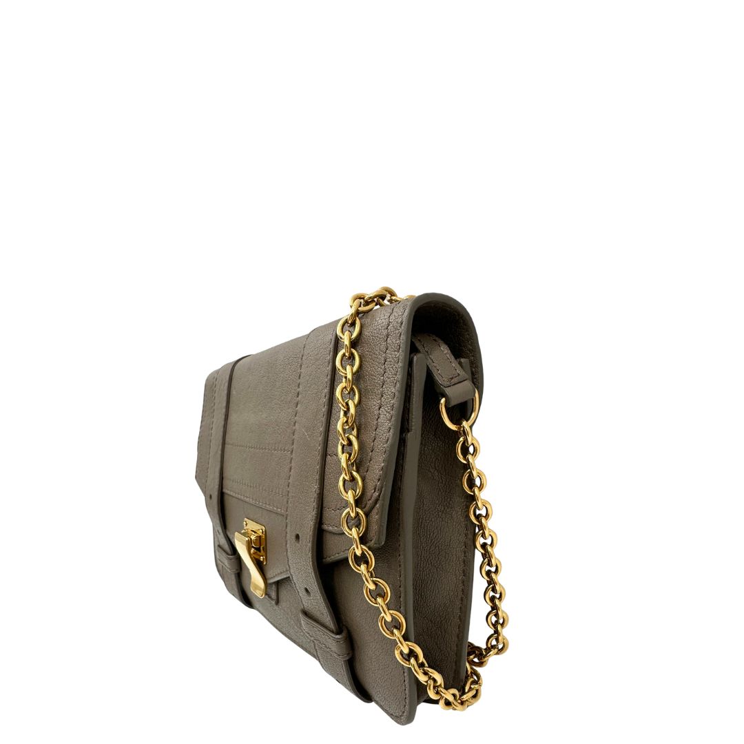 Laterale destro di un wallet on chain Proenza Schouler in pelle color tortora e parti metalliche dorate, usato, originale, seconnd hand, in ottime condizioni.