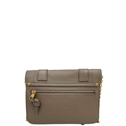 Retro di un wallet on chain Proenza Schouler in pelle color tortora e parti metalliche dorate, usato, originale, seconnd hand, in ottime condizioni.