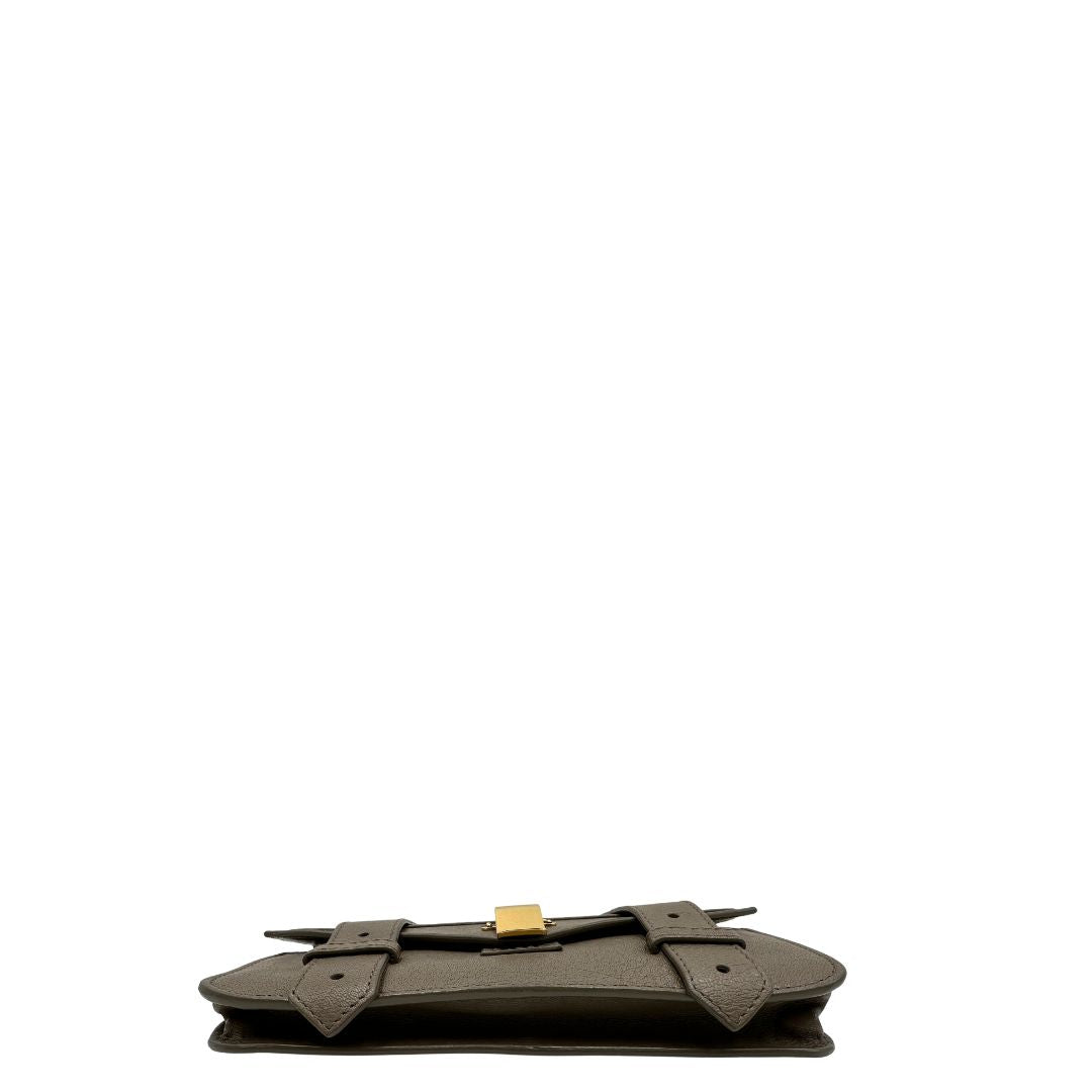 Base di un wallet on chain Proenza Schouler in pelle color tortora e parti metalliche dorate, usato, originale, seconnd hand, in ottime condizioni.