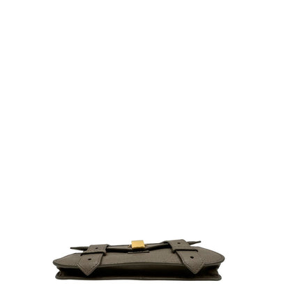 Base di un wallet on chain Proenza Schouler in pelle color tortora e parti metalliche dorate, usato, originale, seconnd hand, in ottime condizioni.