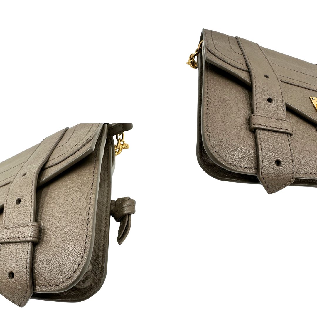 Angoli di un wallet on chain Proenza Schouler in pelle color tortora e parti metalliche dorate, usato, originale, seconnd hand, in ottime condizioni.