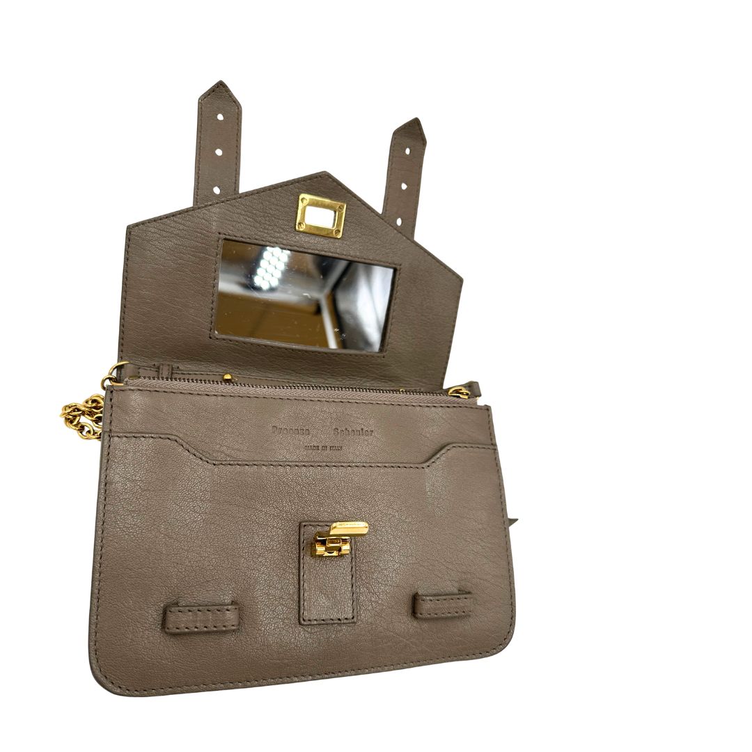 Apertura di un wallet on chain Proenza Schouler in pelle color tortora e parti metalliche dorate, usato, originale, seconnd hand, in ottime condizioni.