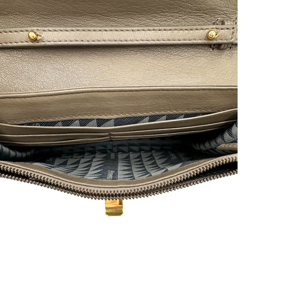 Interno di un wallet on chain Proenza Schouler in pelle color tortora e parti metalliche dorate, usato, originale, seconnd hand, in ottime condizioni.