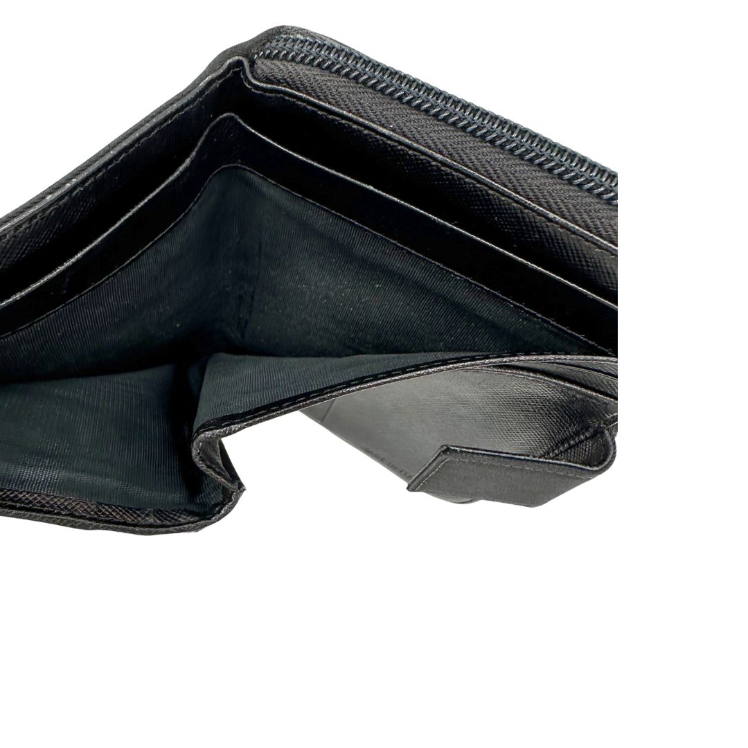 Interno, Portafoglio Prada in nylon nero con chiusura a zip e l'iconico logo triangolare in metallo. Originale, usato, di lusso, in ottime condizioni.