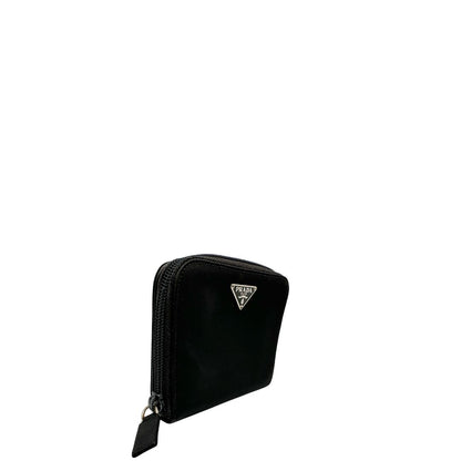 Lato destro, Portafoglio Prada in nylon nero con chiusura a zip e l'iconico logo triangolare in metallo. Originale, usato, di lusso, in ottime condizioni.