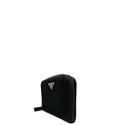 Lato sinistro, Portafoglio Prada in nylon nero con chiusura a zip e l'iconico logo triangolare in metallo. Originale, usato, di lusso, in ottime condizioni.