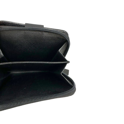 Interno, Portafoglio Prada in nylon nero con chiusura a zip e l'iconico logo triangolare in metallo. Originale, usato, di lusso, in ottime condizioni.