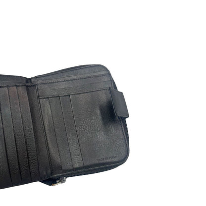 Interno, Portafoglio Prada in nylon nero con chiusura a zip e l'iconico logo triangolare in metallo. Originale, usato, di lusso, in ottime condizioni.
