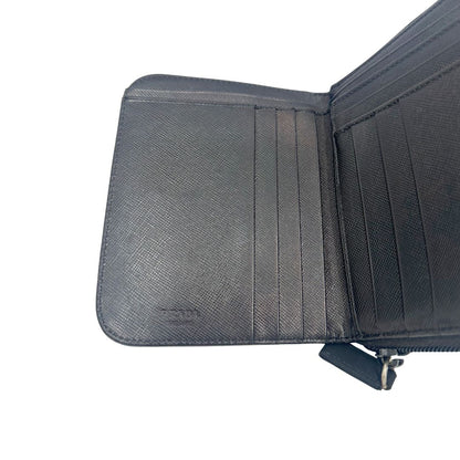 Interno, Portafoglio Prada in nylon nero con chiusura a zip e l'iconico logo triangolare in metallo. Originale, usato, di lusso, in ottime condizioni.