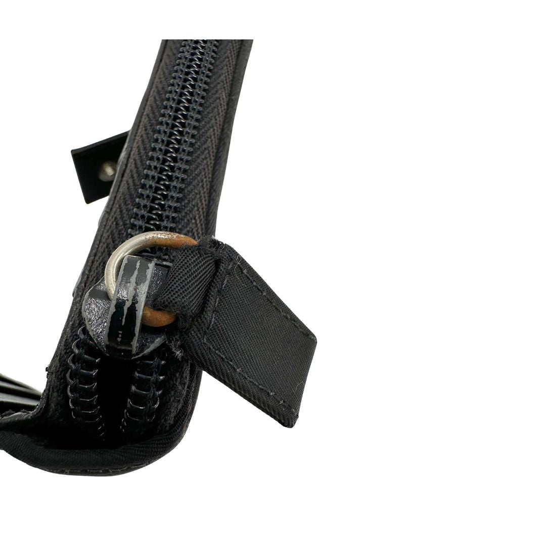 Chiusura, Portafoglio Prada in nylon nero con chiusura a zip e l'iconico logo triangolare in metallo. Originale, usato, di lusso, in ottime condizioni.