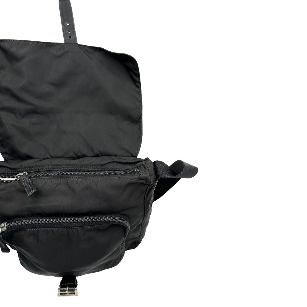 Chiusura, Borsa Prada in nylon nero e finiture in pelle tono su tono; Originale, usata, di lusso, in ottime condizioni.