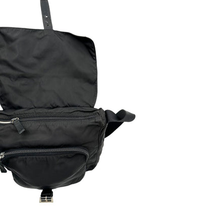 Chiusura, Borsa Prada in nylon nero e finiture in pelle tono su tono; Originale, usata, di lusso, in ottime condizioni.