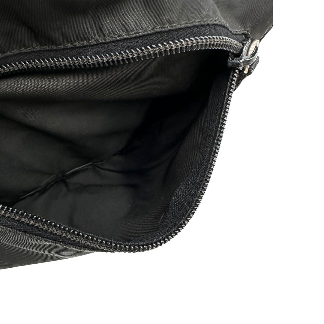 Tasca esterna, Borsa Prada in nylon nero e finiture in pelle tono su tono; Originale, usata, di lusso, in ottime condizioni.