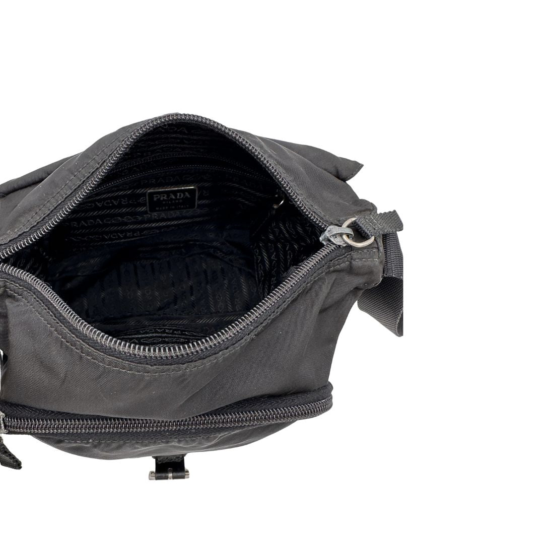 Interno, Borsa Prada in nylon nero e finiture in pelle tono su tono; Originale, usata, di lusso, in ottime condizioni.