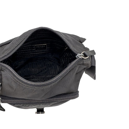 Interno, Borsa Prada in nylon nero e finiture in pelle tono su tono; Originale, usata, di lusso, in ottime condizioni.