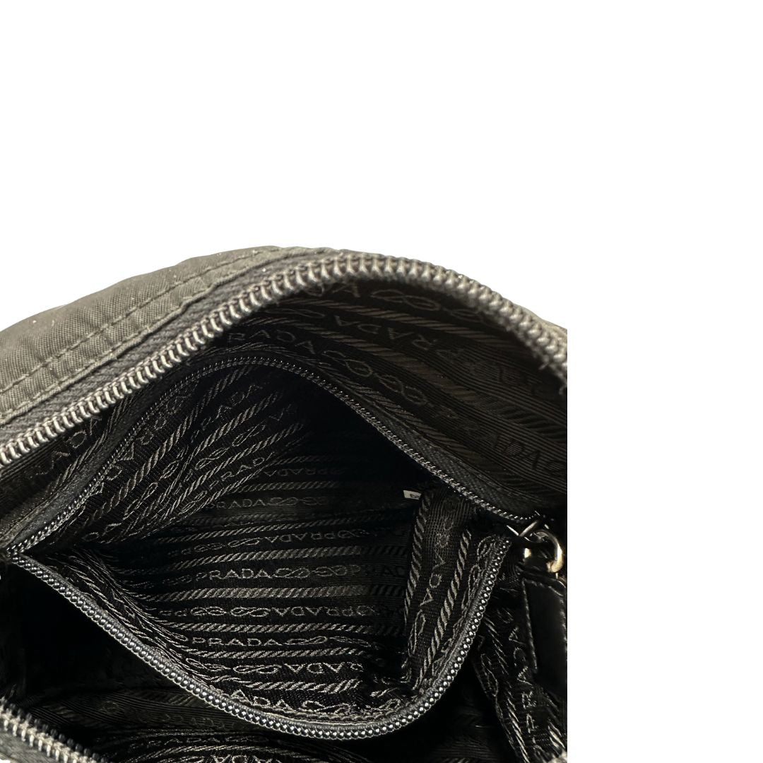 Interno, Borsa Prada in nylon nero e finiture in pelle tono su tono; Originale, usata, di lusso, in ottime condizioni.