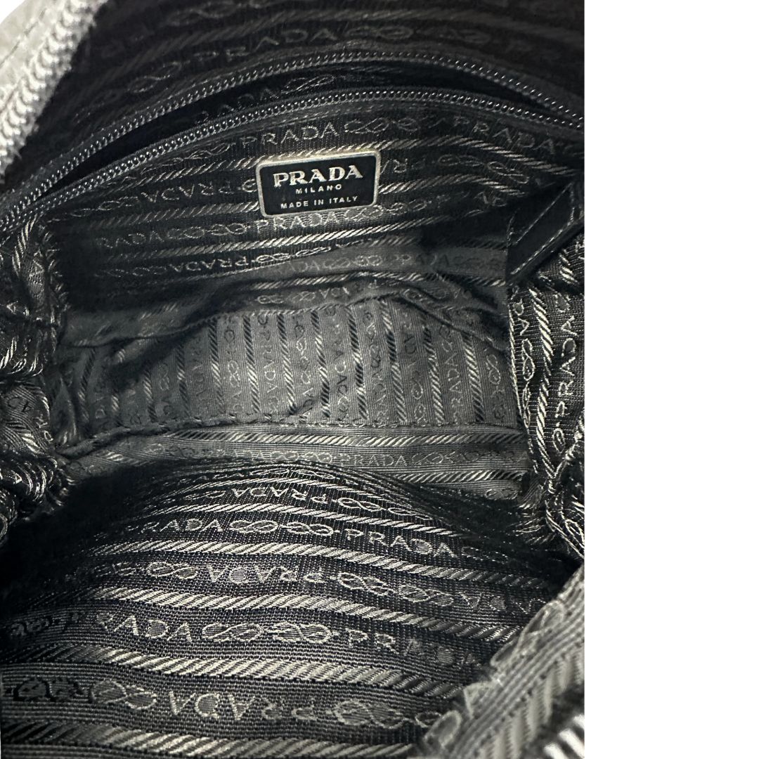 Interno, Borsa Prada in nylon nero e finiture in pelle tono su tono; Originale, usata, di lusso, in ottime condizioni.
