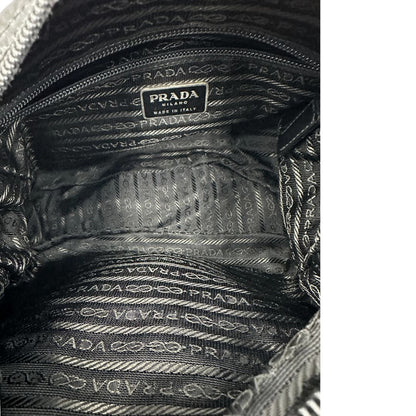 Interno, Borsa Prada in nylon nero e finiture in pelle tono su tono; Originale, usata, di lusso, in ottime condizioni.