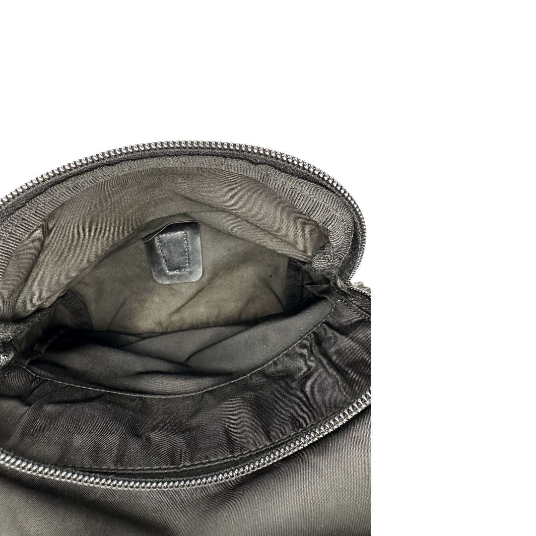 Interno tasca, Borsa Prada in nylon nero e finiture in pelle tono su tono; Originale, usata, di lusso, in ottime condizioni.