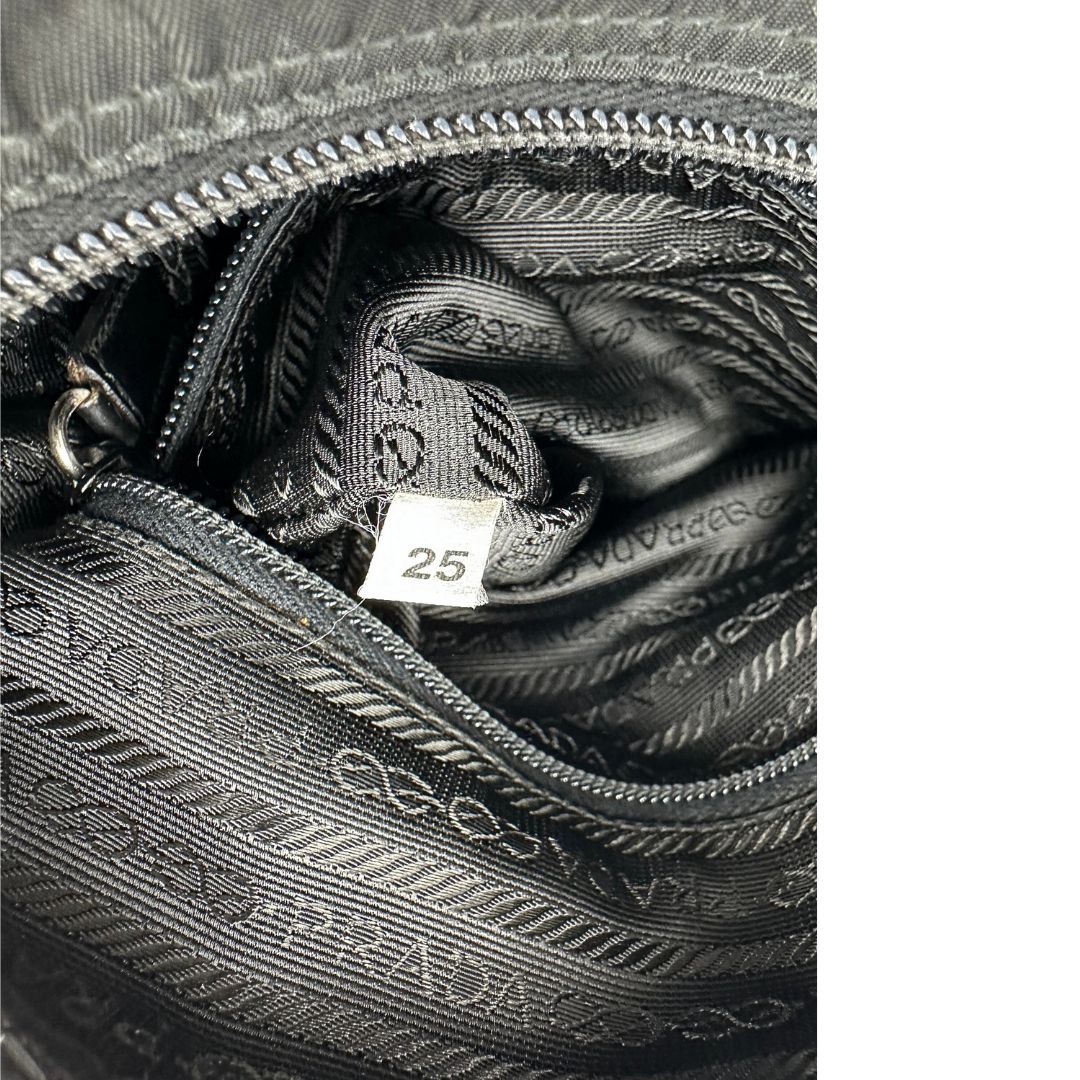 Codice, Borsa Prada in nylon nero e finiture in pelle tono su tono; Originale, usata, di lusso, in ottime condizioni.