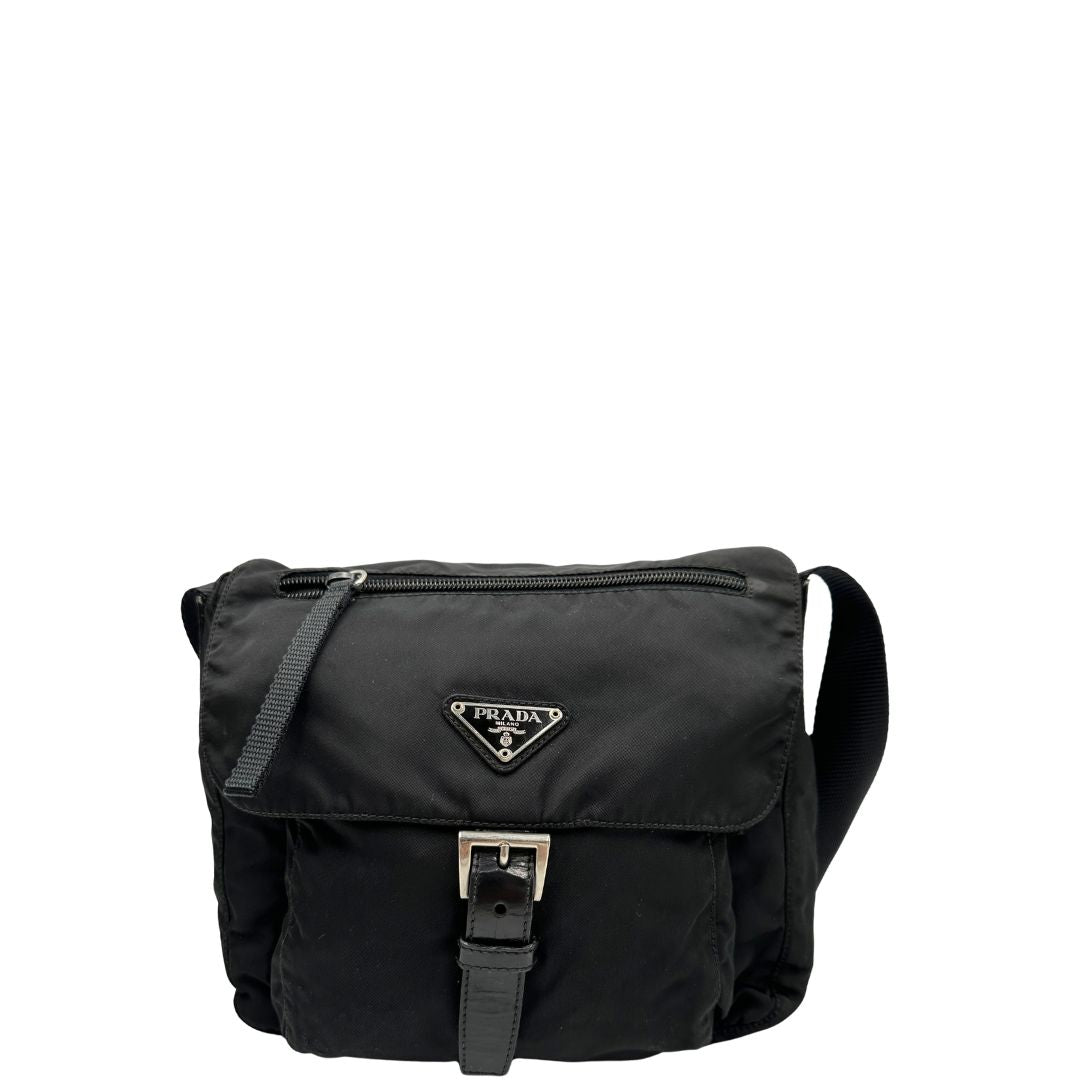 Front, Borsa Prada in nylon nero e finiture in pelle tono su tono; Originale, usata, di lusso, in ottime condizioni.