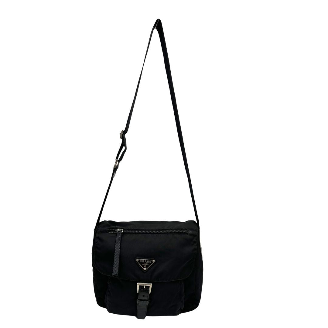 Front, Borsa Prada in nylon nero e finiture in pelle tono su tono; Originale, usata, di lusso, in ottime condizioni.
