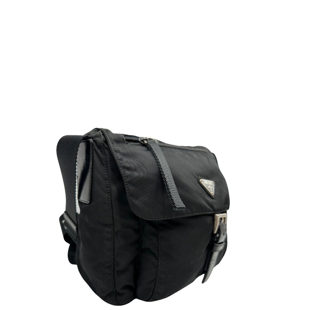 Lato destro, Borsa Prada in nylon nero e finiture in pelle tono su tono; Originale, usata, di lusso, in ottime condizioni.