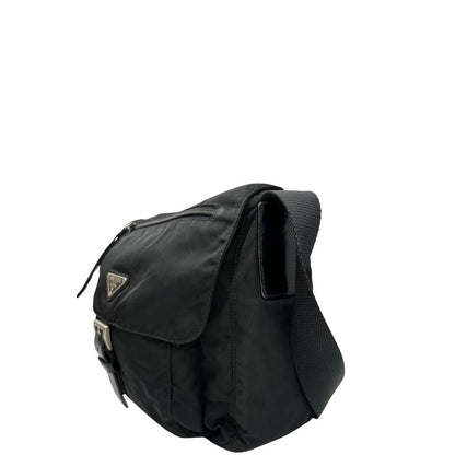 Lato sinistro, Borsa Prada in nylon nero e finiture in pelle tono su tono; Originale, usata, di lusso, in ottime condizioni.