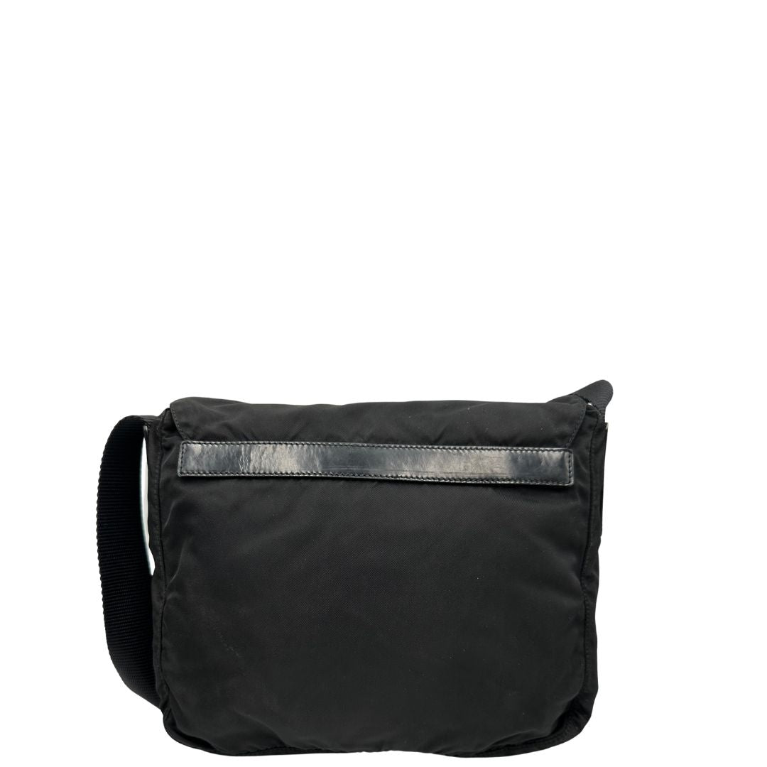 Retro, Borsa Prada in nylon nero e finiture in pelle tono su tono; Originale, usata, di lusso, in ottime condizioni.