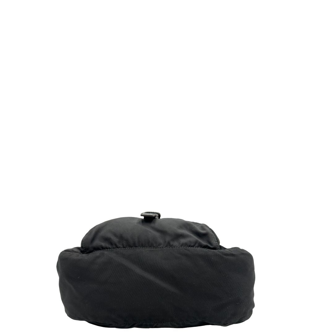 Base, Borsa Prada in nylon nero e finiture in pelle tono su tono; Originale, usata, di lusso, in ottime condizioni.