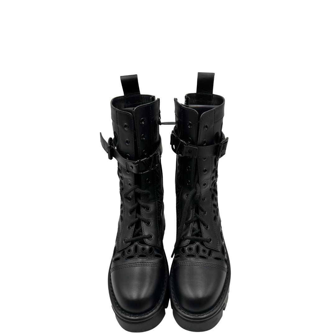 Anfibi Valentino Garavani in pelle traforata nera, di lusso, originale, ottime condizioni, usate