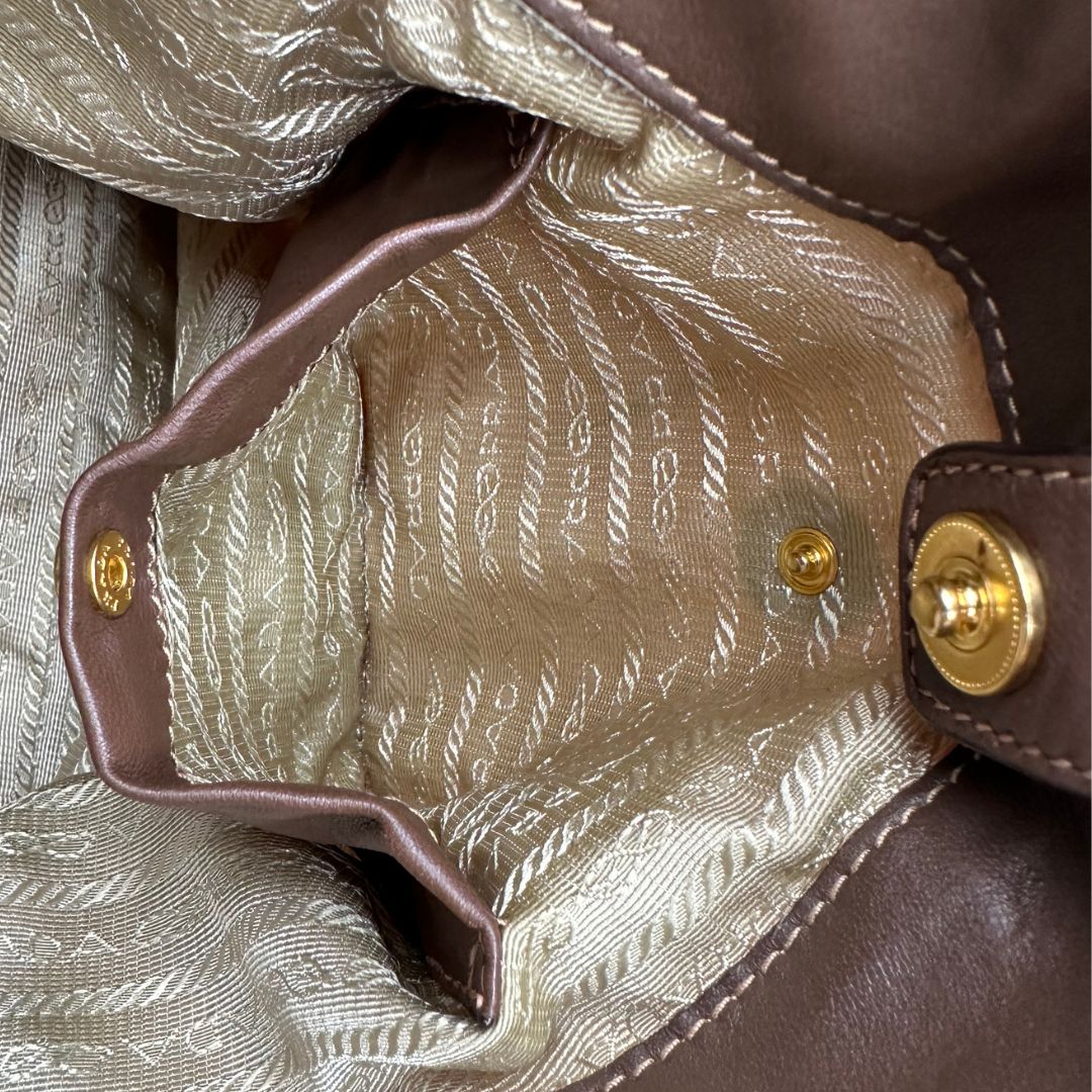 interno Shopper Prada in nylon, munita di doppi manici, indossabile a spalla, di lusso, originale, ottime condizioni, usata. 