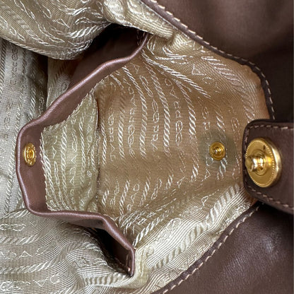 interno Shopper Prada in nylon, munita di doppi manici, indossabile a spalla, di lusso, originale, ottime condizioni, usata. 