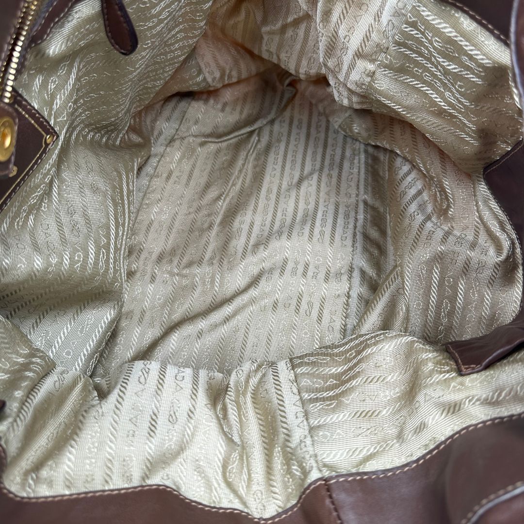 interno Shopper Prada in nylon, munita di doppi manici, indossabile a spalla, di lusso, originale, ottime condizioni, usata. 