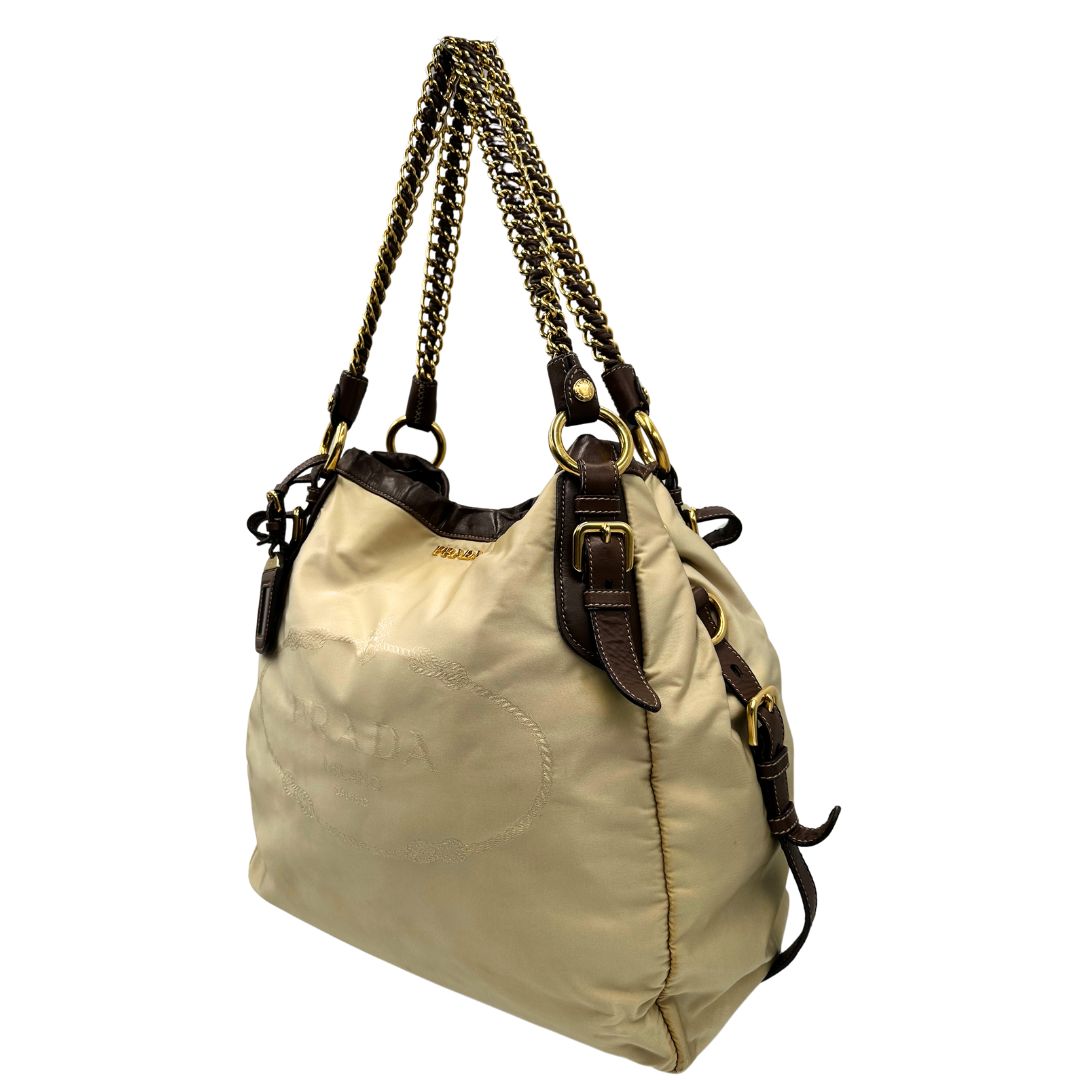 lato Shopper Prada in nylon, munita di doppi manici, indossabile a spalla, di lusso, originale, ottime condizioni, usata. 