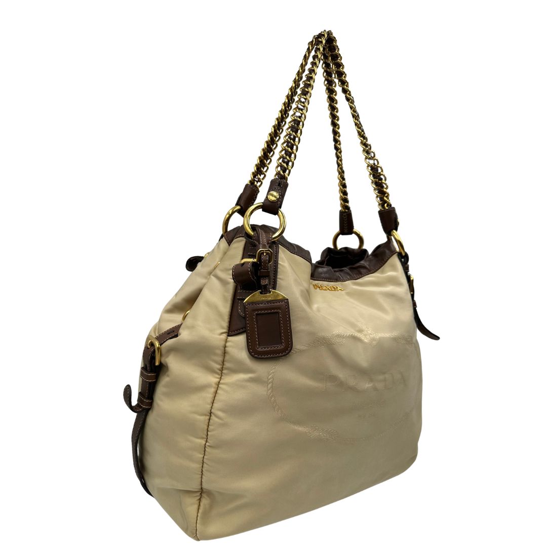 lato Shopper Prada in nylon, munita di doppi manici, indossabile a spalla, di lusso, originale, ottime condizioni, usata.