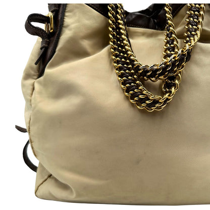 Shopper Prada in nylon, munita di doppi manici, indossabile a spalla, di lusso, originale, ottime condizioni, usata. 