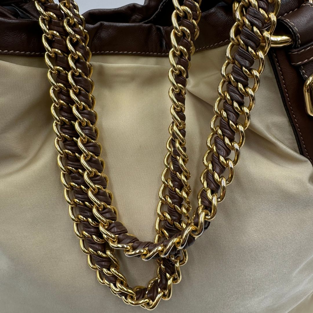 manici Shopper Prada in nylon, munita di doppi manici, indossabile a spalla, di lusso, originale, ottime condizioni, usata. 