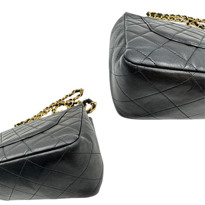 angoli Borsa Chanel in pelle nera trapuntata con hardware dorato, di lusso, originale, ottime condizioni, usata. 