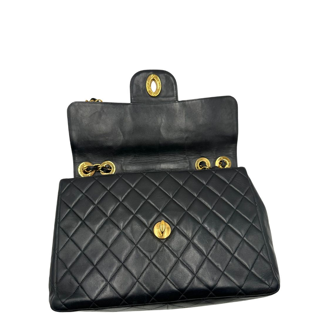 Borsa Chanel in pelle nera trapuntata con hardware dorato, di lusso, originale, ottime condizioni, usata. 