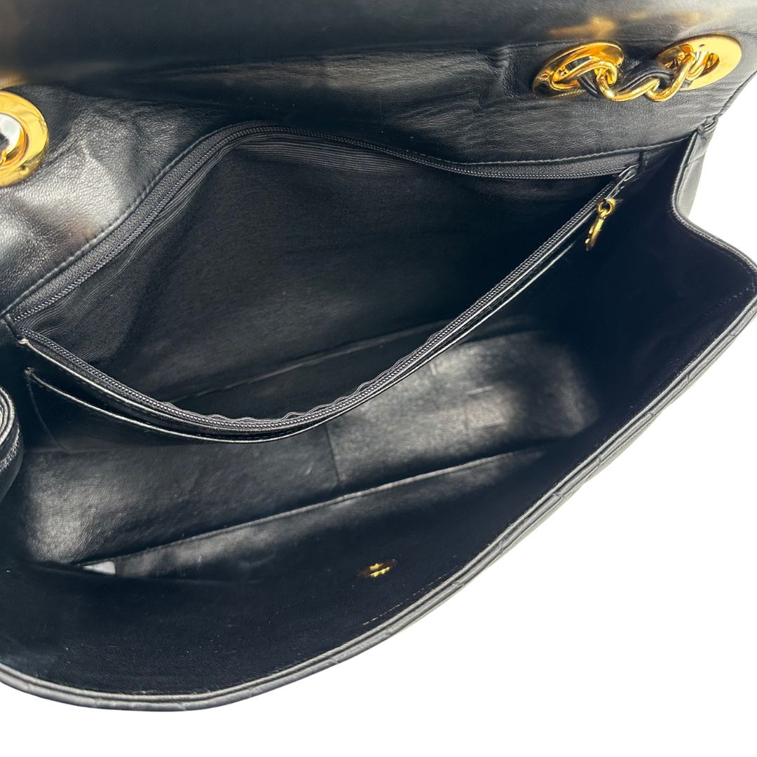 interno Borsa Chanel in pelle nera trapuntata con hardware dorato, di lusso, originale, ottime condizioni, usata.