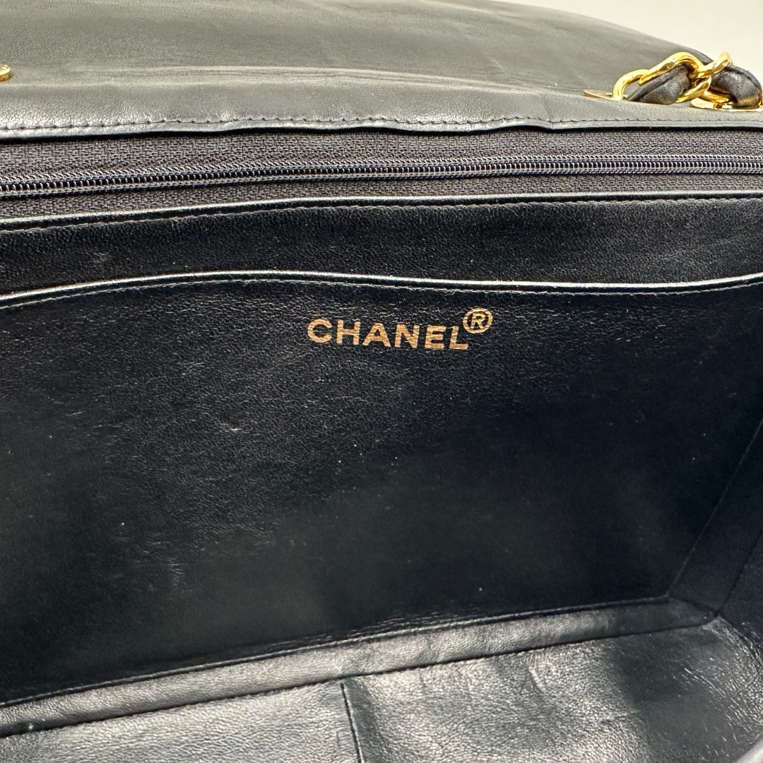 interno Borsa Chanel in pelle nera trapuntata con hardware dorato, di lusso, originale, ottime condizioni, usata.