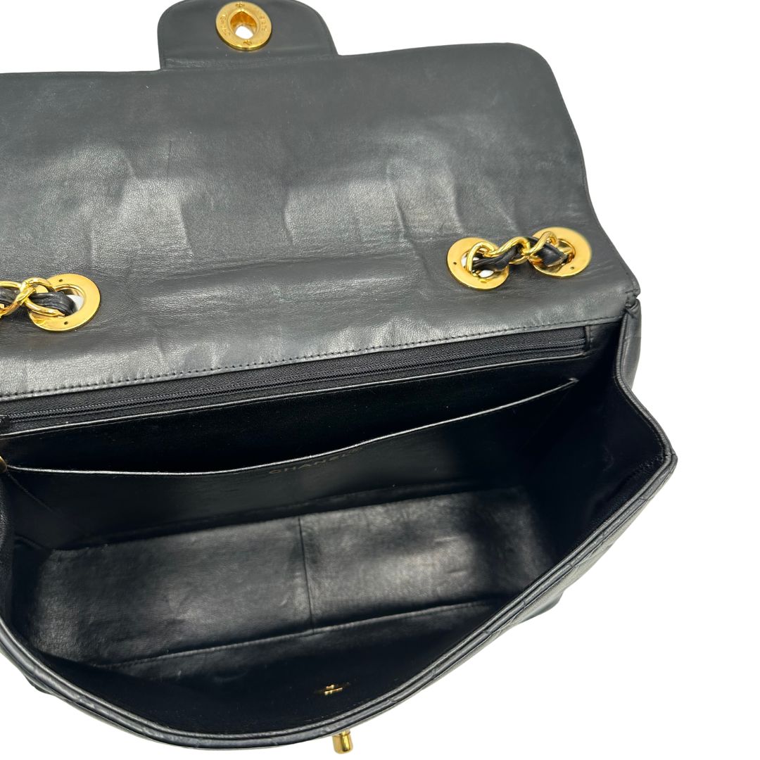 interno Borsa Chanel in pelle nera trapuntata con hardware dorato, di lusso, originale, ottime condizioni, usata.